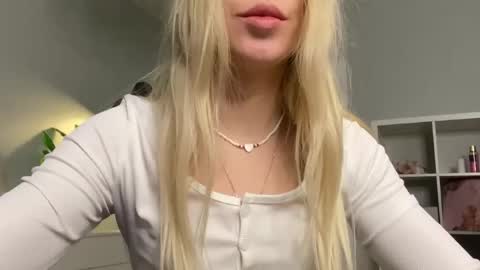 Snapshot of lumineess chatting on April 21, 6:12 pm Catherine online show from April 21, 6:12 pm