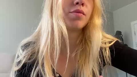Snapshot of lumineess chatting on June 27, 2:01 pm Catherine online show from June 27, 2:01 pm