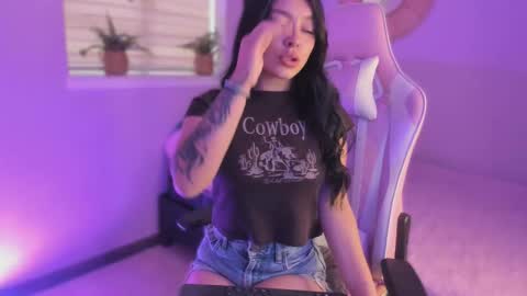 lummii_ online show from February 23, 7:22 pm