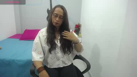 Snapshot of luna__white chatting on June 15, 5:15 pm luna__white online show from June 15, 5:15 pm