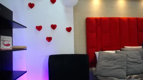 Luna And Titan  online show from March 2, 4:25 am