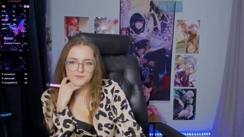 Snapshot of luna_berryy chatting on December 22, 2:49 am luna_berryy online show from December 22, 2:49 am