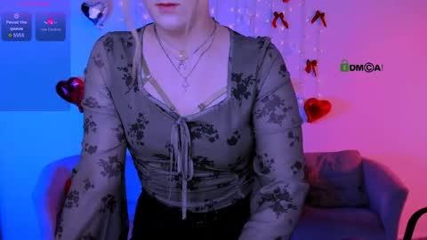 luna_berryy online show from April 15, 7:58 pm