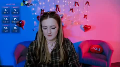 luna_berryy online show from April 28, 2:27 am