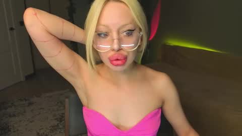Snapshot of luna_beverly chatting on May 7, 8:25 pm luna_beverly online show from May 7, 8:25 pm