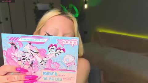 Snapshot of luna_beverly chatting on May 9, 5:51 pm luna_beverly online show from May 9, 5:51 pm