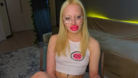 Snapshot of luna_beverly chatting on May 12, 11:57 pm luna_beverly online show from May 12, 11:57 pm