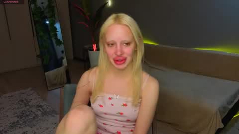 Snapshot of luna_beverly chatting on May 17, 8:16 pm luna_beverly online show from May 17, 8:16 pm