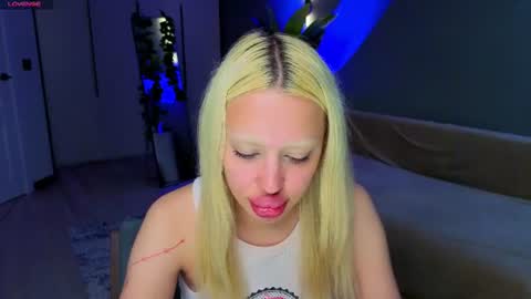 Snapshot of luna_beverly chatting on June 13, 8:29 pm luna_beverly online show from June 13, 8:29 pm
