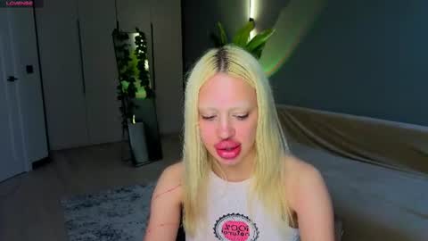 Snapshot of luna_beverly chatting on June 14, 2:24 am luna_beverly online show from June 14, 2:24 am