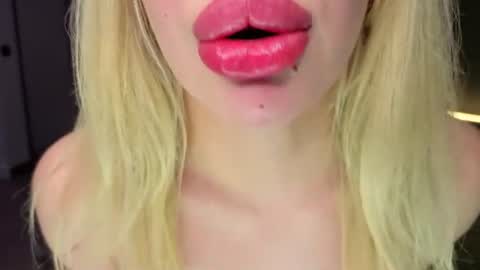 Snapshot of luna_beverly chatting on June 17, 8:43 pm luna_beverly online show from June 17, 8:43 pm