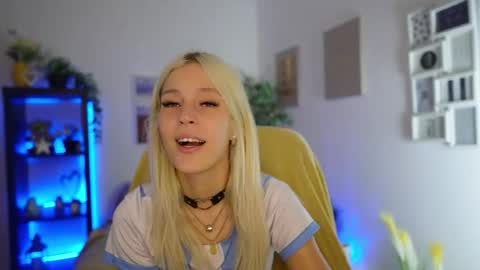 Snapshot of luna_grace18 chatting on August 3, 4:55 pm luna_grace18 online show from August 3, 4:55 pm