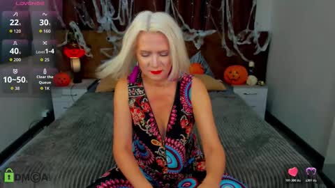 luna_lew1s online show from October 30, 9:00 am