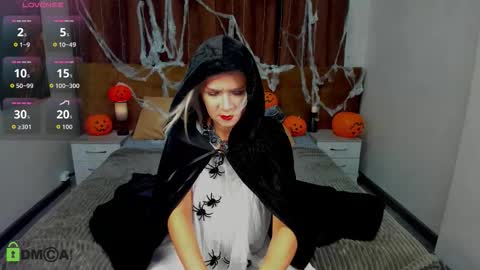 luna_lew1s online show from October 31, 9:10 am