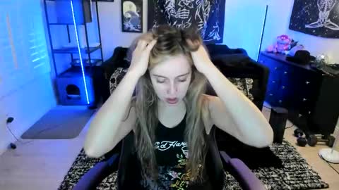 Snapshot of luna_lovelyy chatting on May 8, 10:59 pm Luna online show from May 8, 10:59 pm