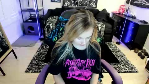 Snapshot of luna_lovelyy chatting on June 6, 6:12 pm Luna online show from June 6, 6:12 pm