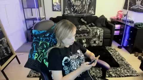 Snapshot of luna_lovelyy chatting on June 8, 4:02 am Luna online show from June 8, 4:02 am