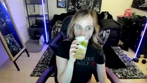 Snapshot of luna_lovelyy chatting on June 29, 1:01 am Luna online show from June 29, 1:01 am
