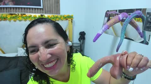 Snapshot of luna_naughty1 chatting on June 5, 7:52 pm luna_naughty1 online show from June 5, 7:52 pm