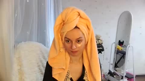 Snapshot of lunaa_bluee chatting on May 15, 5:42 pm lunaa_bluee online show from May 15, 5:42 pm