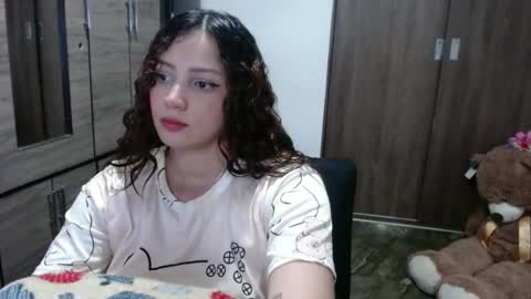 Snapshot of lunaa_sub chatting on May 17, 12:19 am lunaa_sub online show from May 17, 12:19 am
