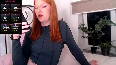 Snapshot of lunabl1ss chatting on February 1, 11:14 pm Luna give me a thumbs up please online show from February 1, 11:14 pm