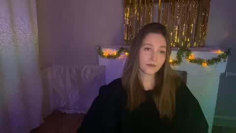 Snapshot of lunafeather chatting on December 19, 6:04 pm lunafeather online show from December 19, 6:04 pm