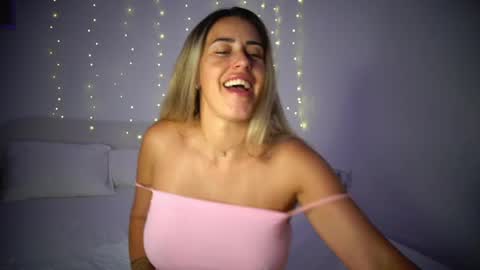 Snapshot of lunaink_ chatting on June 1, 10:44 pm Laura online show from June 1, 10:44 pm