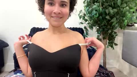 lunaloopzz online show from April 28, 2:10 am