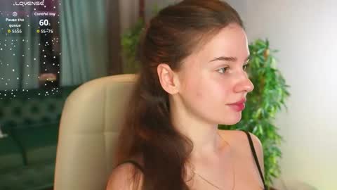 lunaolivia_ online show from May 5, 1:30 pm