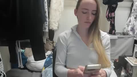 lunapixie2020 online show from December 17, 2:23 am