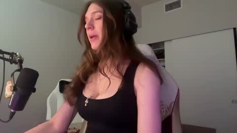 Snapshot of lunasnows chatting on March 31, 2:06 pm lunasnow online show from March 31, 2:06 pm