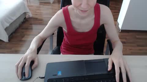 Snapshot of lunavibe_ chatting on June 3, 2:33 pm lunavibe_ online show from June 3, 2:33 pm