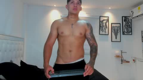 Snapshot of lunay_xtreemboy chatting on April 10, 10:25 pm Lunay online show from April 10, 10:25 pm