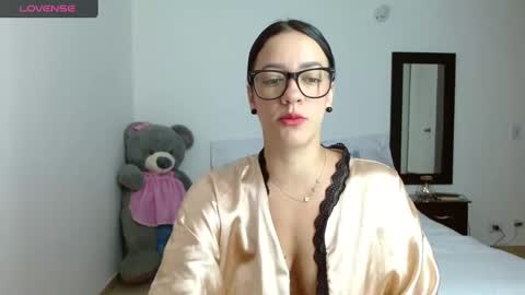 lunayois02 online show from December 30, 11:59 am