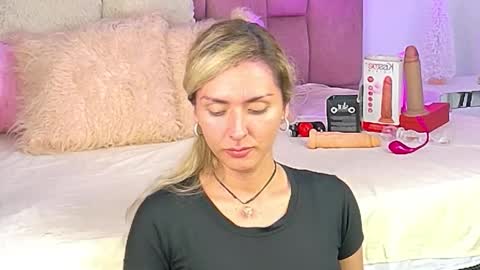 lunitadiva online show from December 1, 1:38 pm