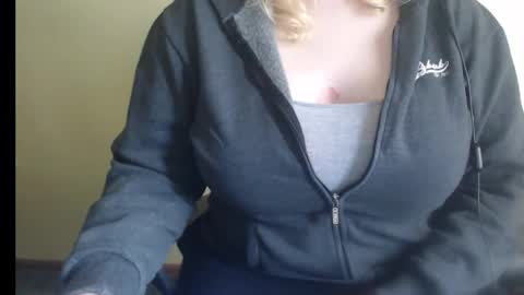 Snapshot of lunoviaxl chatting on November 1, 1:02 pm LunoviaXL online show from November 1, 1:02 pm