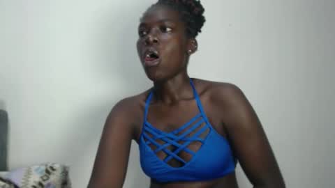 Snapshot of luo_queen chatting on May 8, 8:41 am luo_queen online show from May 8, 8:41 am