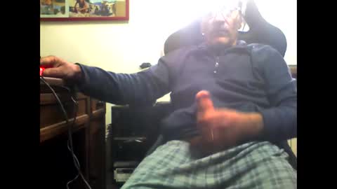 Snapshot of luppolo69 chatting on December 22, 8:33 am tuttosesso online show from December 22, 8:33 am