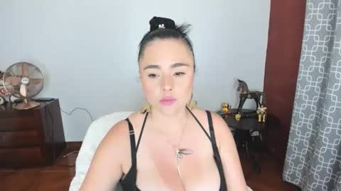Snapshot of luscious86 chatting on May 25, 10:49 pm PAULINA online show from May 25, 10:49 pm
