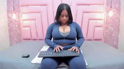 Snapshot of luu_adams chatting on May 29, 8:40 pm Luu online show from May 29, 8:40 pm