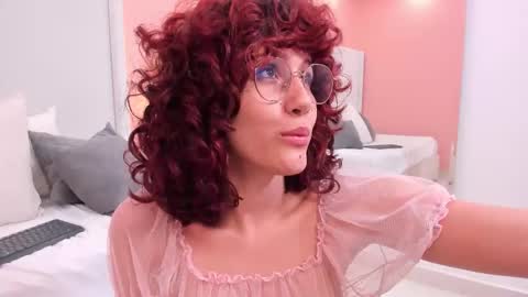 Snapshot of luucy_rose chatting on October 31, 6:47 am Lucy Rose  online show from October 31, 6:47 am