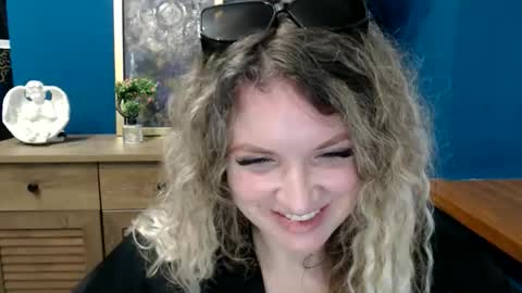 Snapshot of luxdonna chatting on May 27, 7:05 am Donna online show from May 27, 7:05 am