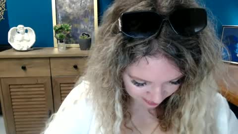 Snapshot of luxdonna chatting on May 28, 6:43 am Donna online show from May 28, 6:43 am