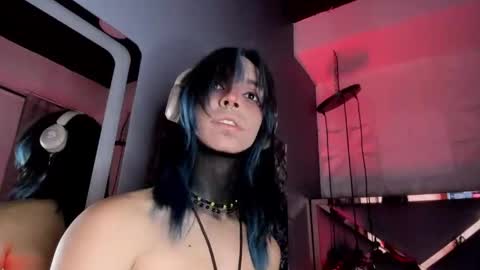 Snapshot of luxiel_ chatting on April 18, 5:44 am Luxiel 3 online show from April 18, 5:44 am