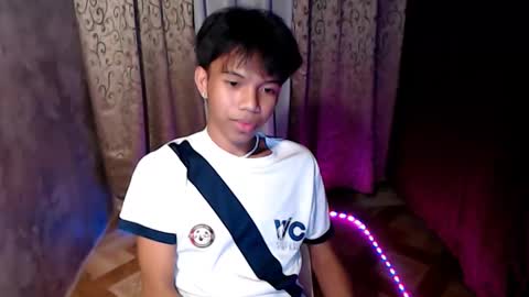 Snapshot of luxirfy_xx chatting on December 19, 11:23 pm luxirfy online show from December 19, 11:23 pm