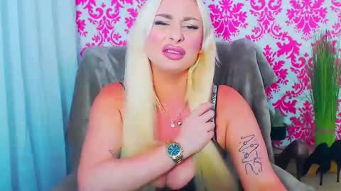 Snapshot of luxuriaaa chatting on November 25, 8:31 pm Luxuriaa online show from November 25, 8:31 pm