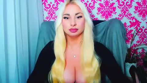 Snapshot of luxuriaaa chatting on May 18, 7:20 pm Luxuriaa online show from May 18, 7:20 pm