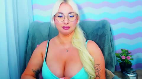 Snapshot of luxuriaaa chatting on June 11, 7:34 pm Luxuriaa online show from June 11, 7:34 pm