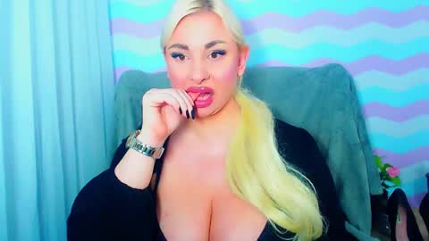 Snapshot of luxuriaaa chatting on June 14, 8:00 pm Luxuriaa online show from June 14, 8:00 pm